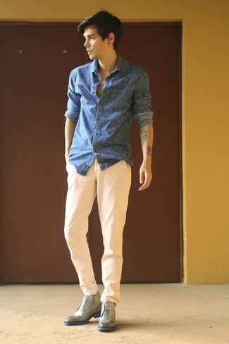 Comment porter une chemise en jean bleue: Pour une tenue de tous les jours pleine de caractère et de personnalité associe une chemise en jean bleue avec un pantalon chino beige. Cet ensemble est parfait avec une paire de bottines chukka en cuir grises.