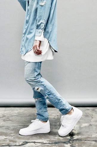 Un jean à porter avec une chemise en jean bleu clair quand il fait chaud: Pense à opter pour une chemise en jean bleu clair et un jean pour un look confortable et décontracté. Assortis ce look avec une paire de baskets basses en cuir blanches.