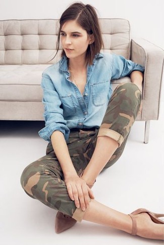 Comment porter un jean camouflage olive: Marie une chemise en jean bleu clair avec un jean camouflage olive et tu auras l'air d'une vraie poupée. Termine ce look avec une paire de escarpins en daim marron.