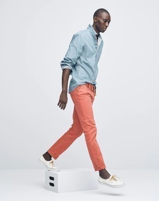Comment porter une chemise en jean bleu clair: Pour créer une tenue idéale pour un déjeuner entre amis le week-end, opte pour une chemise en jean bleu clair avec un jean orange. Une paire de baskets basses en toile blanches est une option parfait pour complèter cette tenue.