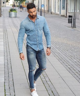 Comment porter une chemise en jean bleu clair en été: Choisis une chemise en jean bleu clair et un jean skinny déchiré bleu pour une tenue relax mais stylée. Ajoute une paire de baskets basses blanches à ton look pour une amélioration instantanée de ton style. Cette tenue est une superbe idée pour cet été.