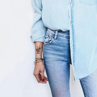 Comment porter une chemise en jean bleu clair pour un style chic decontractés au printemps: Associe une chemise en jean bleu clair avec un jean skinny bleu clair pour un look de tous les jours facile à porter. Nous adorons ce look, tellement printanière.