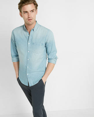 Comment porter une chemise en jean bleu clair pour un style decontractés quand il fait chaud: Pour une tenue de tous les jours pleine de caractère et de personnalité choisis une chemise en jean bleu clair et un pantalon chino gris foncé.