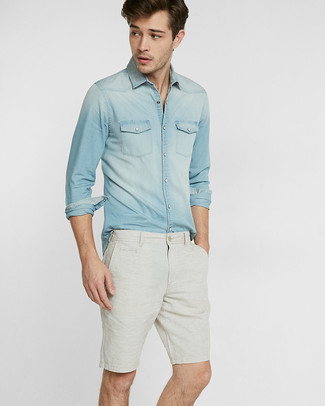 Comment porter une chemise en jean bleu clair en été: Pour créer une tenue idéale pour un déjeuner entre amis le week-end, pense à marier une chemise en jean bleu clair avec un short gris. Ce look est un très bon exemple de la tenue vraiment très estivale.