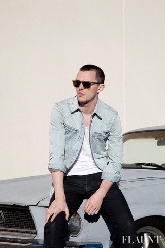 Tenue de Nicholas Hoult: Chemise en jean bleu clair, T-shirt à col en v blanc, Jean noir