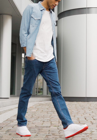 Comment porter une chemise en jean bleu clair: Essaie de marier une chemise en jean bleu clair avec un jean bleu marine pour obtenir un look relax mais stylé. Une paire de baskets basses en cuir blanc et rouge est une option génial pour complèter cette tenue.