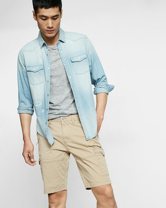 Comment porter une chemise en jean bleu clair quand il fait chaud à 20 ans: Porte une chemise en jean bleu clair et un short marron clair pour obtenir un look relax mais stylé.