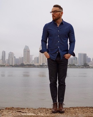 Comment porter une chemise en jean bleu marine: Pour une tenue de tous les jours pleine de caractère et de personnalité associe une chemise en jean bleu marine avec un jean noir. Jouez la carte classique pour les chaussures et opte pour une paire de bottes de loisirs en cuir marron.