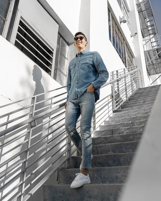Comment porter une chemise en jean bleue avec un jean bleu à 30 ans: Harmonise une chemise en jean bleue avec un jean bleu pour affronter sans effort les défis que la journée te réserve. Cette tenue est parfait avec une paire de baskets basses en toile blanches.