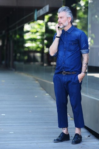Comment porter une chemise en jean bleue: Pour créer une tenue idéale pour un déjeuner entre amis le week-end, associe une chemise en jean bleue avec un jean bleu. Assortis cette tenue avec une paire de double monks en cuir noirs pour afficher ton expertise vestimentaire.