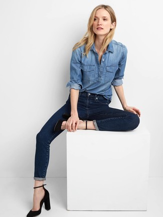 Comment porter une chemise en jean bleue: Pense à associer une chemise en jean bleue avec un jean skinny bleu marine pour achever un style chic et glamour. Assortis ce look avec une paire de escarpins en daim noirs.
