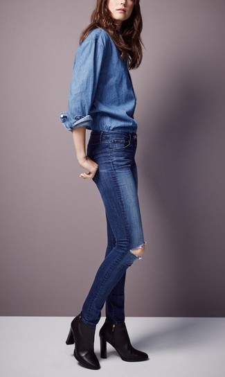 Comment porter une chemise en jean bleue: Pour une tenue de tous les jours pleine de caractère et de personnalité associe une chemise en jean bleue avec un jean skinny déchiré bleu marine. Une paire de bottines en cuir noires est une option génial pour complèter cette tenue.