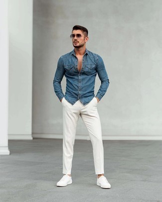 Comment porter une chemise en jean bleue pour un style decontractés en été: Pense à associer une chemise en jean bleue avec un pantalon chino blanc pour une tenue idéale le week-end. Une paire de baskets basses en toile blanches est une option parfait pour complèter cette tenue. Cette tenue est juste super et parfaite pour l'été.