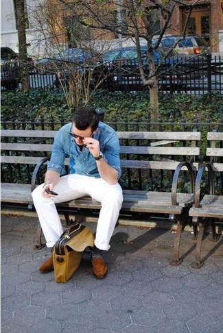 Comment porter une chemise en jean bleue: Essaie de marier une chemise en jean bleue avec un pantalon chino blanc pour une tenue confortable aussi composée avec goût. Jouez la carte classique pour les chaussures et complète cet ensemble avec une paire de slippers en daim marron.