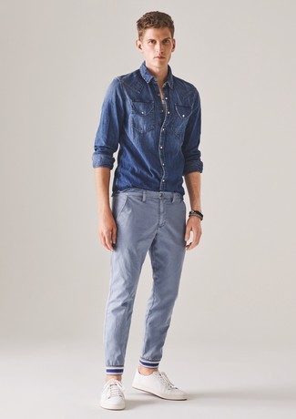 Comment porter un pantalon chino turquoise: Opte pour une chemise en jean bleue avec un pantalon chino turquoise pour une tenue idéale le week-end. Une paire de baskets basses en cuir blanches est une option parfait pour complèter cette tenue.