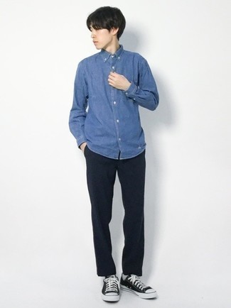 Comment porter une chemise en jean bleu marine: Pour une tenue de tous les jours pleine de caractère et de personnalité pense à porter une chemise en jean bleu marine et un pantalon chino noir. Cet ensemble est parfait avec une paire de baskets basses en toile noires et blanches.