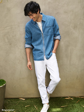 Comment porter une chemise en jean bleu marine: Pense à associer une chemise en jean bleu marine avec un jean blanc pour obtenir un look relax mais stylé. Cette tenue se complète parfaitement avec une paire de baskets basses en toile blanches.