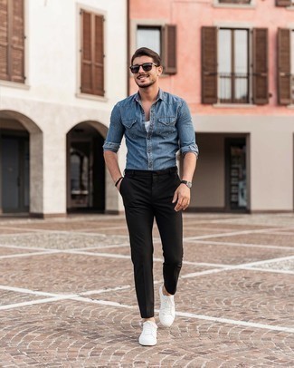 Comment porter une chemise en jean bleue: Choisis une chemise en jean bleue et un pantalon chino noir pour un look de tous les jours facile à porter. Une paire de baskets basses en toile blanches est une option parfait pour complèter cette tenue.