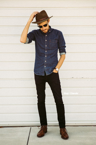 Un jean à porter avec une chemise en jean bleue pour un style chic decontractés: Pour créer une tenue idéale pour un déjeuner entre amis le week-end, marie une chemise en jean bleue avec un jean. Rehausse cet ensemble avec une paire de chaussures derby en cuir marron.