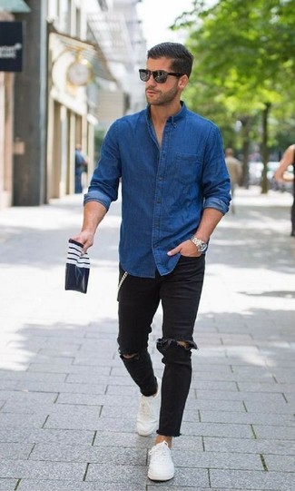 Comment porter des baskets blanches avec une chemise en jean bleue: Opte pour le confort dans une chemise en jean bleue et un jean skinny déchiré noir. Une paire de baskets blanches apportera un joli contraste avec le reste du look.