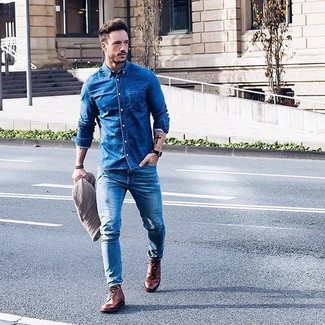 Comment porter des bottes brogue en cuir marron: Pour une tenue aussi confortable que ton canapé, harmonise une chemise en jean bleue avec un jean skinny bleu. Termine ce look avec une paire de bottes brogue en cuir marron pour afficher ton expertise vestimentaire.