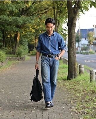 Comment porter une ceinture en cuir noire: Une chemise en jean bleu marine et une ceinture en cuir noire sont une tenue avisée à avoir dans ton arsenal. Une paire de slippers en cuir noirs est une façon simple d'améliorer ton look.