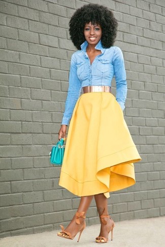 Comment porter une chemise en jean bleu clair: Pour une tenue de tous les jours pleine de caractère et de personnalité pense à porter une chemise en jean bleu clair et une jupe évasée jaune. Une paire de sandales à talons en daim orange est une option judicieux pour complèter cette tenue.