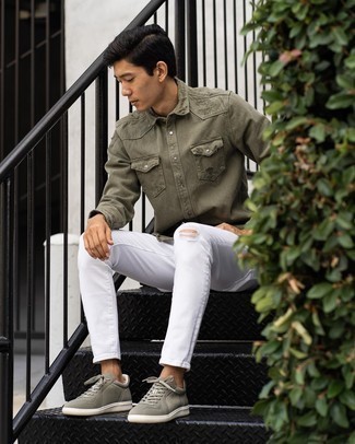 Comment porter un jean skinny déchiré blanc: Harmonise une chemise en jean olive avec un jean skinny déchiré blanc pour une tenue relax mais stylée. Apportez une touche d'élégance à votre tenue avec une paire de baskets basses en toile olive.