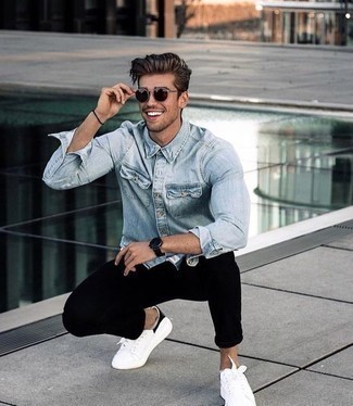 Comment porter une chemise en jean bleu clair à 20 ans: Essaie d'associer une chemise en jean bleu clair avec un pantalon chino noir pour obtenir un look relax mais stylé. Une paire de baskets basses en toile blanches et noires est une option astucieux pour complèter cette tenue.
