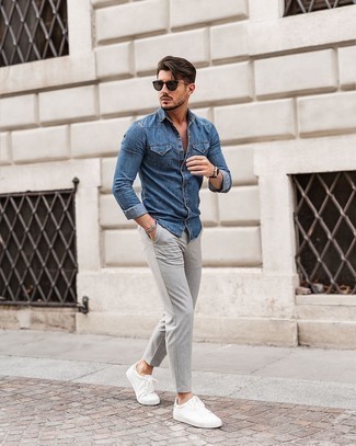 Comment porter une chemise en jean bleue: Associe une chemise en jean bleue avec un pantalon chino gris pour une tenue idéale le week-end. Cet ensemble est parfait avec une paire de baskets basses en toile blanches.