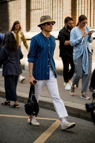 Tenue: Chemise en jean à rayures verticales bleu marine, Pantalon chino blanc, Baskets basses en toile imprimées beiges, Besace en toile noire