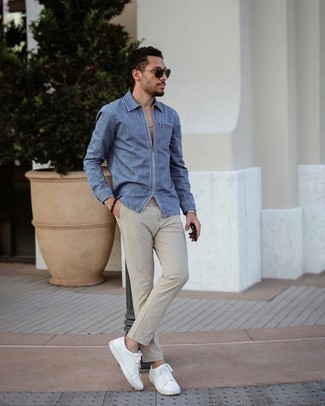 Comment porter une chemise en jean bleue: Essaie d'associer une chemise en jean bleue avec un pantalon chino beige pour une tenue confortable aussi composée avec goût. Une paire de baskets basses en cuir blanches est une option judicieux pour complèter cette tenue.
