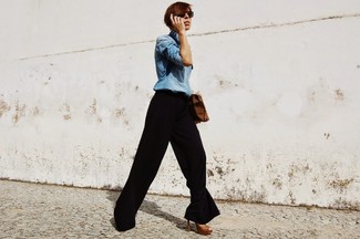 Comment porter une pochette en daim marron: Porte une chemise en jean bleu clair et une pochette en daim marron pour une impression décontractée. Termine ce look avec une paire de sandales à talons en cuir marron.