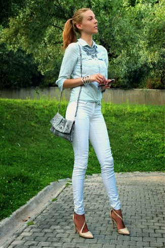 Tenue: Chemise en jean bleu clair, Pantalon slim blanc, Escarpins en cuir marron clair, Sac bandoulière en cuir imprimé serpent gris