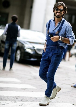 Comment porter une chemise en jean bleu clair: Opte pour une chemise en jean bleu clair avec une salopette en denim bleue pour un look confortable et décontracté. Transforme-toi en bête de mode et fais d'une paire de bottines chelsea en cuir grises ton choix de souliers.