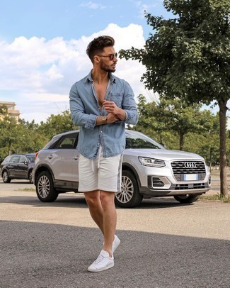 Un short à porter avec des baskets basses blanches pour un style relax: Associe une chemise en jean bleu clair avec un short pour une tenue idéale le week-end. Cet ensemble est parfait avec une paire de baskets basses blanches.