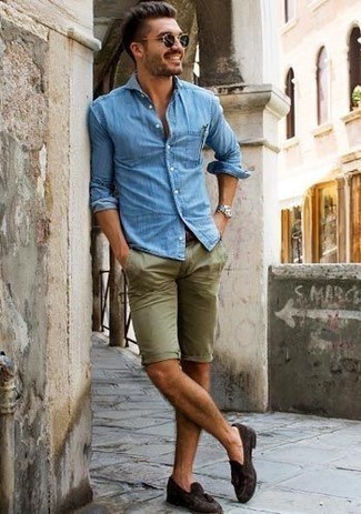 Des slippers à porter avec une chemise en jean bleu clair pour un style chic decontractés: Choisis une chemise en jean bleu clair et un short olive pour une tenue idéale le week-end. Termine ce look avec une paire de slippers pour afficher ton expertise vestimentaire.