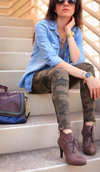 Comment porter un jean skinny camouflage marron: Choisis une chemise en jean bleu clair et un jean skinny camouflage marron pour une tenue confortable aussi composée avec goût. Termine ce look avec une paire de bottines à lacets en cuir bordeaux pour afficher ton expertise vestimentaire.
