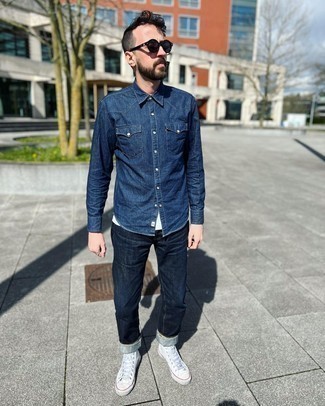 Comment porter un jean bleu marine: Essaie d'harmoniser une chemise en jean bleu marine avec un jean bleu marine pour un look de tous les jours facile à porter. Tu veux y aller doucement avec les chaussures? Choisis une paire de baskets montantes en toile blanches pour la journée.