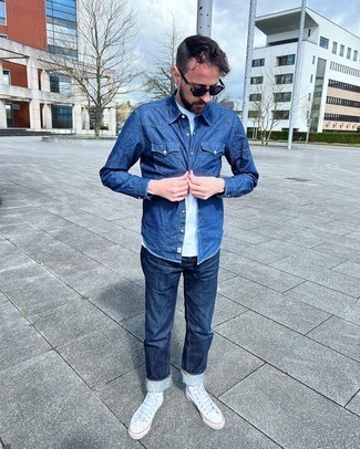 Comment porter une chemise en jean: Pense à porter une chemise en jean et un jean bleu marine pour obtenir un look relax mais stylé. Si tu veux éviter un look trop formel, choisis une paire de baskets montantes en toile blanches.