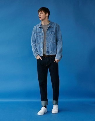 Une chemise en jean à porter avec un jean bleu en été à l'adolescence: Essaie d'associer une chemise en jean avec un jean bleu pour un look de tous les jours facile à porter. Complète ce look avec une paire de baskets basses en toile blanches. Ce look est une excellente idée pour cette saison.