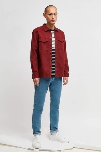 Comment porter une chemise en jean rouge: Pense à harmoniser une chemise en jean rouge avec un jean bleu pour obtenir un look relax mais stylé. Une paire de baskets basses en cuir blanches s'intégrera de manière fluide à une grande variété de tenues.