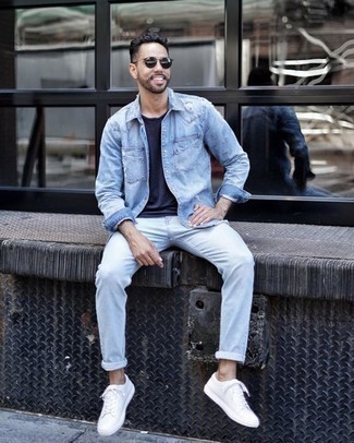 Comment porter une chemise en jean turquoise quand il fait chaud à 30 ans: Pense à opter pour une chemise en jean turquoise et un jean bleu clair pour une tenue idéale le week-end. Cette tenue se complète parfaitement avec une paire de baskets basses en toile blanches.