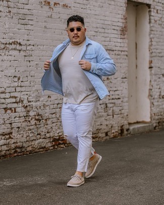 Comment porter un jean déchiré blanc: Pense à marier une chemise en jean bleu clair avec un jean déchiré blanc pour un look confortable et décontracté. Une paire de baskets basses en toile marron clair ajoutera de l'élégance à un look simple.