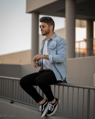 Comment porter une chemise en jean bleu clair: Choisis une chemise en jean bleu clair et un jean skinny noir pour un look idéal le week-end. Complète ce look avec une paire de baskets basses en toile noires et blanches.