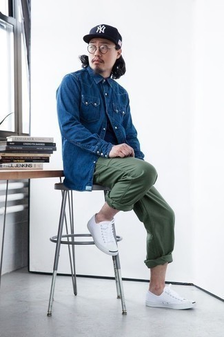 Comment porter un pantalon chino vert foncé: Pense à associer une chemise en jean bleue avec un pantalon chino vert foncé pour une tenue confortable aussi composée avec goût. Cette tenue se complète parfaitement avec une paire de baskets basses en toile blanches.