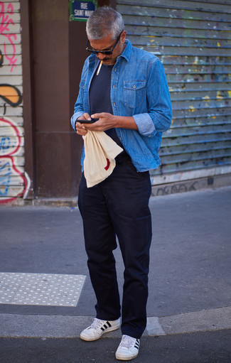 Comment porter des baskets basses en toile blanches et noires après 40 ans: Essaie d'associer une chemise en jean bleue avec un pantalon chino bleu marine pour un déjeuner le dimanche entre amis. Une paire de baskets basses en toile blanches et noires est une option astucieux pour complèter cette tenue.