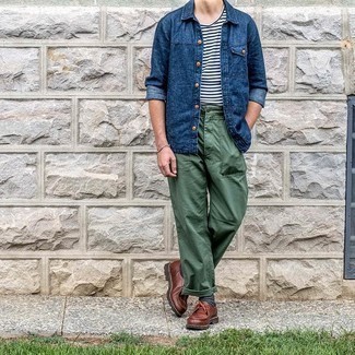 Comment porter une chemise en jean bleu marine pour un style decontractés quand il fait chaud: Pour une tenue de tous les jours pleine de caractère et de personnalité marie une chemise en jean bleu marine avec un pantalon chino vert foncé. Cet ensemble est parfait avec une paire de bottines chukka en cuir marron.