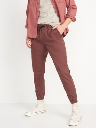 Comment porter une chemise en jean rose: Essaie d'associer une chemise en jean rose avec un pantalon chino bordeaux pour une tenue confortable aussi composée avec goût. Si tu veux éviter un look trop formel, choisis une paire de baskets montantes en toile blanches.