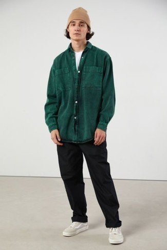 Tenue: Chemise en jean vert foncé, T-shirt à col rond blanc, Pantalon chino noir, Baskets basses en toile beiges